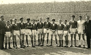71 .000 Zuschauer waren im Niedersachsenstadion, als der SVEW-Nachwuchs in Hannover ein Oberliga-Vorspiel bestritt. Ganz links SVEW-Urgestein Gerhard Winkelmann, der über viele Jahrzehnte Chef der Jugendabteilung war. - FOTOS: NW 71 .000 Zuschauer waren im Niedersachsenstadion, als der SVEW-Nachwuchs in Hannover ein Oberliga-Vorspiel bestritt. Ganz links SVEW-Urgestein Gerhard Winkelmann, der über viele Jahrzehnte Chef der Jugendabteilung war. - FOTOS: NW