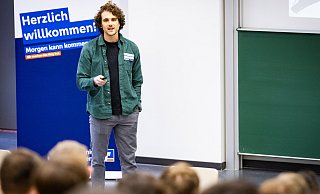 Arminen-Profi Mael Corboz sprach beim Sportbusiness-Tag in der Uni über Nachhaltigkeit. - Mueller Arminen-Profi Mael Corboz sprach beim Sportbusiness-Tag in der Uni über Nachhaltigkeit. - Mueller
