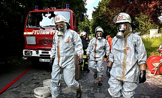 Experten warnen davor, die Säure selbst zu entfernen. Oft ist in solchen Fällen professionelle Hilfe nötig – wie von der Bielefelder Feuerwehr. - Symbolfoto: Sarah Jonek Experten warnen davor, die Säure selbst zu entfernen. Oft ist in solchen Fällen professionelle Hilfe nötig – wie von der Bielefelder Feuerwehr. - Symbolfoto: Sarah Jonek