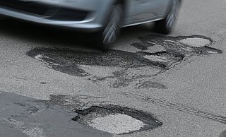 Herfords Straßen bekommen ein dringend benötigtes Makeover. Risse, Löcher und veraltete Radwege gehören bald der Vergangenheit an. - Arne Dedert/dpa Herfords Straßen bekommen ein dringend benötigtes Makeover. Risse, Löcher und veraltete Radwege gehören bald der Vergangenheit an. - Arne Dedert/dpa