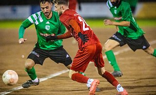 Hicrets Tanju Ertunc (l.) und Türk Sports Furkan Ars haben sich im Kampf um den Ball nichts geschenkt. - Müller Hicrets Tanju Ertunc (l.) und Türk Sports Furkan Ars haben sich im Kampf um den Ball nichts geschenkt. - Müller
