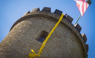 Rapunzels 30 Meter langer Haarzopf wird vom Burgturm der Sparrenburg hinabgelassen. Er ist Teil der Open-Air-Ausstellung BI-UP!. - Mike-Dennis Müller Rapunzels 30 Meter langer Haarzopf wird vom Burgturm der Sparrenburg hinabgelassen. Er ist Teil der Open-Air-Ausstellung BI-UP!. - Mike-Dennis Müller