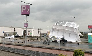 In Bad Oeynhausen wurden die Zelte eines Testzentrums weggeweht. - Polizei In Bad Oeynhausen wurden die Zelte eines Testzentrums weggeweht. - Polizei