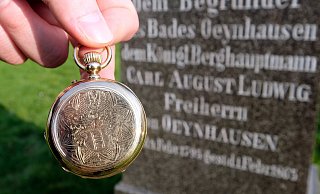 Auf dem Sprungdeckel der goldenen Taschenuhr aus dem Hause Conrad Felsing ist das Wappen des Adelsgeschlechts derer von Oeynhausen zu erkennen. - Thorsten Gödecker Auf dem Sprungdeckel der goldenen Taschenuhr aus dem Hause Conrad Felsing ist das Wappen des Adelsgeschlechts derer von Oeynhausen zu erkennen. - Thorsten Gödecker