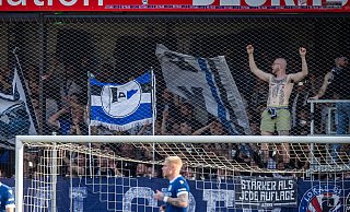 1.600 Fans von Arminia Bielefeld hatten sich im Gästeblock der Sportclub-Arena gedrängt. - Sarah Jonek 1.600 Fans von Arminia Bielefeld hatten sich im Gästeblock der Sportclub-Arena gedrängt. - Sarah Jonek