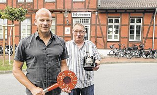 Volker Hildesheim (l.) mit einer alten Polizei-Kelle und Felix Hoffmann mit einem Polizei-Hut vom Polizeimuseum. - Kristoffer Fillies Volker Hildesheim (l.) mit einer alten Polizei-Kelle und Felix Hoffmann mit einem Polizei-Hut vom Polizeimuseum. - Kristoffer Fillies