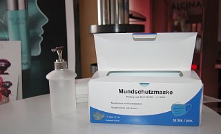 Direkt am Eingang von Bernd Ritters Friseursalon an der Steinstraße stehen Desinfektionsmittel und Mundschutz für die Kunden bereit. Von diesem Montag an dürfen Ritter und seine Kollegen wieder arbeiten - nach mehr als sechs Wochen Zwangspause. - Sonja Töbing Direkt am Eingang von Bernd Ritters Friseursalon an der Steinstraße stehen Desinfektionsmittel und Mundschutz für die Kunden bereit. Von diesem Montag an dürfen Ritter und seine Kollegen wieder arbeiten - nach mehr als sechs Wochen Zwangspause. - Sonja Töbing