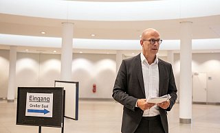 Krisenstabsleiter Ingo Nürnberger erklärt die Lage nach dem überraschenden Auftreten mehrerer Corona-infizierter Schüler. - Oliver Krato Krisenstabsleiter Ingo Nürnberger erklärt die Lage nach dem überraschenden Auftreten mehrerer Corona-infizierter Schüler. - Oliver Krato