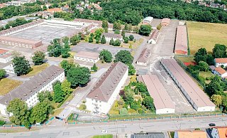 Beim Blick auf die ehemalige Kaserne aus der Vogelperspektive sind die Mannschaftsunterkünfte an der Husarenstraße am unteren Bildrand gut sichtbar, die erhalten bleiben. - Besim Mazhiqi Beim Blick auf die ehemalige Kaserne aus der Vogelperspektive sind die Mannschaftsunterkünfte an der Husarenstraße am unteren Bildrand gut sichtbar, die erhalten bleiben. - Besim Mazhiqi