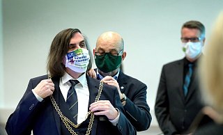 Über mehr Geld können sich vor allem die wiedergewählten Bürgermeister dank eines NRW-Landtagsbeschlusses freuen. Da Gütersloh seit einiger Zeit als Großstadt gilt, gibt es hier das meiste Gehalt für den Posten. Der neue Bürgermeister Norbert Morkes wurde jetzt vereidigt. - Andreas Frücht Über mehr Geld können sich vor allem die wiedergewählten Bürgermeister dank eines NRW-Landtagsbeschlusses freuen. Da Gütersloh seit einiger Zeit als Großstadt gilt, gibt es hier das meiste Gehalt für den Posten. Der neue Bürgermeister Norbert Morkes wurde jetzt vereidigt. - Andreas Frücht