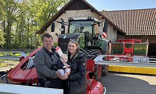 Mehr Tierschutz bei der Mahd: Martin Stratmann aus dem Kreis Gütersloh und Kristina Daum mit Tochter Lilli haben in ein modernes Mähwerk investiert. - Tasja Klusmeyer Mehr Tierschutz bei der Mahd: Martin Stratmann aus dem Kreis Gütersloh und Kristina Daum mit Tochter Lilli haben in ein modernes Mähwerk investiert. - Tasja Klusmeyer