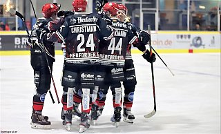 Toller Start des Aufsteigers: Die Herforder Sebastian Christmann, Philipp Brinkmann und Co. bejubeln einen Torerfolg. - Jürgen Feyerabend Toller Start des Aufsteigers: Die Herforder Sebastian Christmann, Philipp Brinkmann und Co. bejubeln einen Torerfolg. - Jürgen Feyerabend