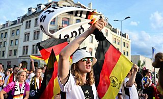 Viel los in der Schweiz: Die Fans strömten in die Stadien. - Sebastian Christoph Gollnow/dpa Viel los in der Schweiz: Die Fans strömten in die Stadien. - Sebastian Christoph Gollnow/dpa