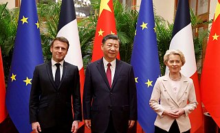 Frankreichs Präsident Emmanuel Macron (l) und EU-Kommissionspräsidentin Ursula von der Leyen (r) sind zu Chinas Staats- und Parteichef Xi Jinping nach Peking gereist. - Ludovic Marin/Pool AFP/AP/dpa Frankreichs Präsident Emmanuel Macron (l) und EU-Kommissionspräsidentin Ursula von der Leyen (r) sind zu Chinas Staats- und Parteichef Xi Jinping nach Peking gereist. - Ludovic Marin/Pool AFP/AP/dpa