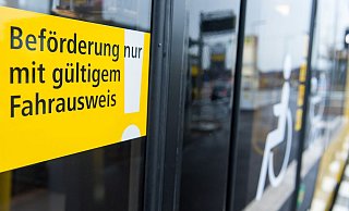 Unter «Beförderungserschleichung» versteht man das unberechtigte Nutzen eines öffentlichen Verkehrsmittels. Es handelt sich um eine Straftat. (Symbolbild) - Lukas Schulze/dpa Unter «Beförderungserschleichung» versteht man das unberechtigte Nutzen eines öffentlichen Verkehrsmittels. Es handelt sich um eine Straftat. (Symbolbild) - Lukas Schulze/dpa