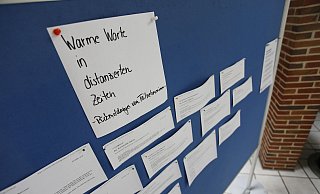 Zeichen der Solidarität: Ausdrucke von E-Mails, die Droste-Haus-Besucher nach der Corona bedingten Schließung der Einrichtung geschickt haben, sind an eine Pinnwand geheftet. - Roland Thöring Zeichen der Solidarität: Ausdrucke von E-Mails, die Droste-Haus-Besucher nach der Corona bedingten Schließung der Einrichtung geschickt haben, sind an eine Pinnwand geheftet. - Roland Thöring