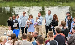 Direkt am Weserufer ist die Taufstation von Pfarrerin Christiane Zina. - Burkhard Battran Direkt am Weserufer ist die Taufstation von Pfarrerin Christiane Zina. - Burkhard Battran