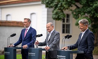 Christian LIndner (FDP), Olaf Scholz (SPD) und Robert Habeck (Bündnis 90/Die Grünen) bei der Halbzeit-Klausur des Bundeskabinetts auf Schloss Meseberg. - Michael Kappeler/dpa Christian LIndner (FDP), Olaf Scholz (SPD) und Robert Habeck (Bündnis 90/Die Grünen) bei der Halbzeit-Klausur des Bundeskabinetts auf Schloss Meseberg. - Michael Kappeler/dpa