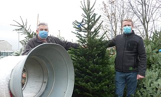 Gärtnermeister Jürgen Harth (l.) und Raiffeisen-Markt-Leiter Markus ten Brink mit einem "Prachtexemplar" der Gattung Nordmanntanne" und einem großen Einnetzgerät, das sich sogar für vier bis fünf Meter hohe Bäume eignet. - Sabine Kauke Gärtnermeister Jürgen Harth (l.) und Raiffeisen-Markt-Leiter Markus ten Brink mit einem "Prachtexemplar" der Gattung Nordmanntanne" und einem großen Einnetzgerät, das sich sogar für vier bis fünf Meter hohe Bäume eignet. - Sabine Kauke