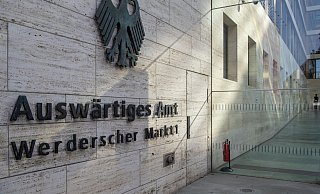Der Eingang zum Auswärtigen Amt, Amtssitz von Annalena Baerbock. - Foto: Monika Skolimowska/dpa-Zentralbild/dpa Der Eingang zum Auswärtigen Amt, Amtssitz von Annalena Baerbock. - Foto: Monika Skolimowska/dpa-Zentralbild/dpa
