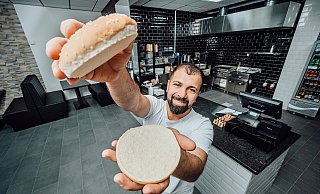 2020 hatte Kawa Issa das Restaurant "Burger School" an der Bahnhofstraße im Kreis Gütersloh eröffnet. Jetzt ist Schluss. - Besim Mazhiqi 2020 hatte Kawa Issa das Restaurant "Burger School" an der Bahnhofstraße im Kreis Gütersloh eröffnet. Jetzt ist Schluss. - Besim Mazhiqi