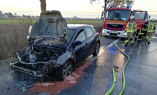Einsatzkräfte der Feuerwehr aus Hohenwepel löschten die Flammen im Motorraum des Kleinwagens ab. - Löschgruppe Hohenwepel Einsatzkräfte der Feuerwehr aus Hohenwepel löschten die Flammen im Motorraum des Kleinwagens ab. - Löschgruppe Hohenwepel