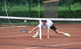 Alles gegeben: Jason König rutscht einem Ball hinterher, zuvor hatte er sich bis ins Achtelfinale des LTS-Cup vorgespielt. - Yvonne Gottschlich Alles gegeben: Jason König rutscht einem Ball hinterher, zuvor hatte er sich bis ins Achtelfinale des LTS-Cup vorgespielt. - Yvonne Gottschlich