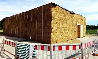 Die Strohhalle auf dem LGS-Gelände ist derzeit noch abgesperrt. Ursprünglich sollte ein Café dort untergebracht werden. - Michaela Bast Die Strohhalle auf dem LGS-Gelände ist derzeit noch abgesperrt. Ursprünglich sollte ein Café dort untergebracht werden. - Michaela Bast