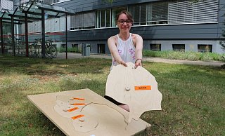 Das Puzzle mit den Löhner Stadtteilen: Marleen Sophie Rieso, Auszubildende bei der Stadt Löhne, hält den größten Stadtteil Gohfeld in ihren Händen. - Dirk Windmöller Das Puzzle mit den Löhner Stadtteilen: Marleen Sophie Rieso, Auszubildende bei der Stadt Löhne, hält den größten Stadtteil Gohfeld in ihren Händen. - Dirk Windmöller