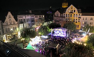 Der von der Neuen Westfälischen und der Herforder Brauerei präsentierte Alte Markt ist immer ein Magnet an den Hoeker-Fest-Abenden. - Frank-Michael Kiel-Steinkamp Der von der Neuen Westfälischen und der Herforder Brauerei präsentierte Alte Markt ist immer ein Magnet an den Hoeker-Fest-Abenden. - Frank-Michael Kiel-Steinkamp