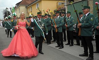Das Königspaar Hans-Werner Siedhoff und Birgit Mühlenbein schreitet in Steinhausen die Schützen-Front ab. - Reinhard Peters Das Königspaar Hans-Werner Siedhoff und Birgit Mühlenbein schreitet in Steinhausen die Schützen-Front ab. - Reinhard Peters