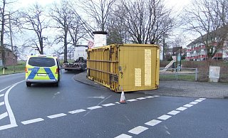 Der tonnenschwere Container stürzte beim Abbiegen vom Lastwagen direkt auf den Gehweg. Foto: Polizei - Polizei Der tonnenschwere Container stürzte beim Abbiegen vom Lastwagen direkt auf den Gehweg. Foto: Polizei - Polizei