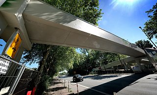 Großbauprojekt B61-Brücke: Seit mehr als einem Jahr ist die Überführung über den Nordring zwischen dem Ohlbrocksweg un der Johann-Sewerin-Straße wegen der Sanierung gesperrt. Ende des Monats soll das Bauwerk wieder für Fußgänger und Radfahrer freigegeben werden. - Andreas Frücht Großbauprojekt B61-Brücke: Seit mehr als einem Jahr ist die Überführung über den Nordring zwischen dem Ohlbrocksweg un der Johann-Sewerin-Straße wegen der Sanierung gesperrt. Ende des Monats soll das Bauwerk wieder für Fußgänger und Radfahrer freigegeben werden. - Andreas Frücht