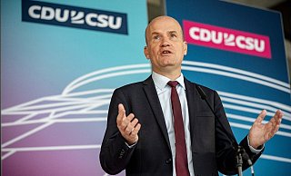 Ralph Brinkhaus, Vorsitzender der CDU/CSU Bundestagsfraktion, spricht bei einem Pressetermin vor Beginn der Sitzung der CDU/CSU Bundestagsfraktion. - Foto: Michael Kappeler/dpa Ralph Brinkhaus, Vorsitzender der CDU/CSU Bundestagsfraktion, spricht bei einem Pressetermin vor Beginn der Sitzung der CDU/CSU Bundestagsfraktion. - Foto: Michael Kappeler/dpa