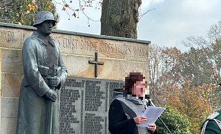 Bestandteil des Greffener Kriegerdenkmals im Kreis Gütersloh - hier beim Volkstrauertag 2024 - war auch eine überlebensgroße Soldatenfigur aus Bronze. - Tobias Keuper Bestandteil des Greffener Kriegerdenkmals im Kreis Gütersloh - hier beim Volkstrauertag 2024 - war auch eine überlebensgroße Soldatenfigur aus Bronze. - Tobias Keuper