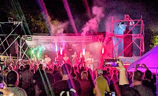 Bengalos zum Abschied des T-Mania-Festivals im Kreis Höxter: Die Band "Massive Madness" setzt den Schlussakkord. - Birger Berbüsse Bengalos zum Abschied des T-Mania-Festivals im Kreis Höxter: Die Band "Massive Madness" setzt den Schlussakkord. - Birger Berbüsse