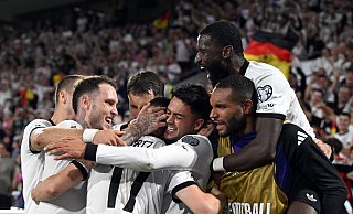 Florian Wirtz wird für sein Freistoßtor von den Teamkollegen bejubelt. - Federico Gambarini/dpa Florian Wirtz wird für sein Freistoßtor von den Teamkollegen bejubelt. - Federico Gambarini/dpa