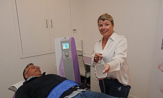 Anja-Bianca und Torsten Reimler haben in Rahden ein "Abnehmen im Liegen"-Studio eröffnet. Pads wie das, das Anja-Bianca Reimler zeigt, arbeiten mit Wärme und Reizstrom. - Joern Spreen-Ledebur Anja-Bianca und Torsten Reimler haben in Rahden ein "Abnehmen im Liegen"-Studio eröffnet. Pads wie das, das Anja-Bianca Reimler zeigt, arbeiten mit Wärme und Reizstrom. - Joern Spreen-Ledebur