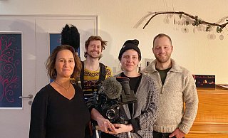 Die Löhner Krankenschwester Mirja Scherbarth-Hamke (v. l.) vom Medizin-Team Cap Anamur mit dem Filmteam Joscha Eickel (Ton-Ingenieur), Luise Schröder (Kamerafrau) und Daniel Andreas Sager (Regisseur) für das Projekt "An vorderster Front" der ZDF-Reihe "37 Grad". - Copyright 2022 Wencke Meckenstock . All rights reserved. Die Löhner Krankenschwester Mirja Scherbarth-Hamke (v. l.) vom Medizin-Team Cap Anamur mit dem Filmteam Joscha Eickel (Ton-Ingenieur), Luise Schröder (Kamerafrau) und Daniel Andreas Sager (Regisseur) für das Projekt "An vorderster Front" der ZDF-Reihe "37 Grad". - Copyright 2022 Wencke Meckenstock . All rights reserved.