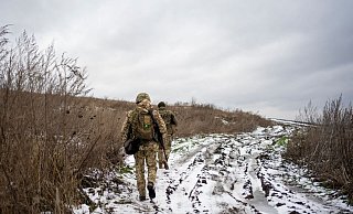 Zwei Offiziere des ukrainischen Grenzschutzes begeben sich in der Region Sumy auf ihren Posten. - Hanna Arhirova/AP/dpa Zwei Offiziere des ukrainischen Grenzschutzes begeben sich in der Region Sumy auf ihren Posten. - Hanna Arhirova/AP/dpa