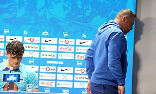 Hertha-Coach Pal Dardai (r.) verlässt die Pressekonferenz zum SCP-Spiel nach nur sechs Minuten. Sein Spieler Fabian Reese wirkt etwas beschämt, steht dann aber souverän Rede und Antwort. - picture alliance Hertha-Coach Pal Dardai (r.) verlässt die Pressekonferenz zum SCP-Spiel nach nur sechs Minuten. Sein Spieler Fabian Reese wirkt etwas beschämt, steht dann aber souverän Rede und Antwort. - picture alliance
