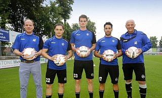 Präsentation: Ali Beckstedde (r.) und Alexander Brentrup (l.), Trainer und Vorstandsmitglied des SC Wiedenbrück begrüßten vor dem Trainingsstart die drei Neuzugänge Amer Kadric (Nr. 22), Julian Wolf (23) und Gökan Lekesiz (17). - Henrik Martinschledde Präsentation: Ali Beckstedde (r.) und Alexander Brentrup (l.), Trainer und Vorstandsmitglied des SC Wiedenbrück begrüßten vor dem Trainingsstart die drei Neuzugänge Amer Kadric (Nr. 22), Julian Wolf (23) und Gökan Lekesiz (17). - Henrik Martinschledde