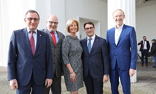Kurt Nagel (v. l.), Steffen Kampeter, Kirstin Korte, Oliver Vogt und Detlef Beckschewe empfingen die Gäste in der Wandelhalle. - Nicole Sielermann Kurt Nagel (v. l.), Steffen Kampeter, Kirstin Korte, Oliver Vogt und Detlef Beckschewe empfingen die Gäste in der Wandelhalle. - Nicole Sielermann