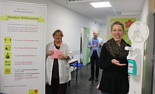 Ordnungsamtsleiter Paul Urban mit einem Teil seines Wahlteams. Geneviève Sasse (r.) hat das Hygienekonzept entwickelt, Bärbel Busch koordiniert das Briefwahlgeschäft. - Susanne Barth Ordnungsamtsleiter Paul Urban mit einem Teil seines Wahlteams. Geneviève Sasse (r.) hat das Hygienekonzept entwickelt, Bärbel Busch koordiniert das Briefwahlgeschäft. - Susanne Barth