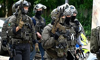 SEK-Beamte in Spezialausrüstung machen sich bereit. Sie kommen dann zum Einsatz, wenn mit Gegenwehr und sogar Waffengewalt zu rechnen ist. - Roberto Pfeil/dpa SEK-Beamte in Spezialausrüstung machen sich bereit. Sie kommen dann zum Einsatz, wenn mit Gegenwehr und sogar Waffengewalt zu rechnen ist. - Roberto Pfeil/dpa