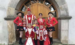 Peckelsheim: Prinz Wolfgang II. Janzen und Prinzessin Christiane I. Janzen (hinten, Mitte) regieren bei Pickel Jauh in Peckelsheim. Hier sind sie mit den Funkenmariechen Jasmin Isenberg und Juliane Stiewe sowie dem Kinderprinzenpaar Klara I. Koch und Jonas I. Kleinschmidt-Michels sowie Kinderhofnärrin Ida I. Koch zu sehen. - Pickel-Jauh Peckelsheim: Prinz Wolfgang II. Janzen und Prinzessin Christiane I. Janzen (hinten, Mitte) regieren bei Pickel Jauh in Peckelsheim. Hier sind sie mit den Funkenmariechen Jasmin Isenberg und Juliane Stiewe sowie dem Kinderprinzenpaar Klara I. Koch und Jonas I. Kleinschmidt-Michels sowie Kinderhofnärrin Ida I. Koch zu sehen. - Pickel-Jauh