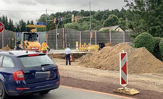 Direkt an der Baustelle an der B 482 ist die vermeintliche Handgranate von einem Baggerfahrer entdeckt worden. - Thomas Lieske Direkt an der Baustelle an der B 482 ist die vermeintliche Handgranate von einem Baggerfahrer entdeckt worden. - Thomas Lieske