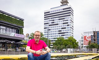 Es geht um die Zukunft Bielefelds: NW-Redakteur Stefan Brams freut sich auf die Sommergespräche mit seinen Gästen im Grünen Würfel auf dem Kesselbrink. - Mike-Dennis Mueller Es geht um die Zukunft Bielefelds: NW-Redakteur Stefan Brams freut sich auf die Sommergespräche mit seinen Gästen im Grünen Würfel auf dem Kesselbrink. - Mike-Dennis Mueller