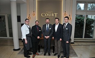 Stefan Beckwermert (Küchenchef, von links), F&B Manager Derek Brachmann, Hoteldirektor Torsten Carll, Geschäftsführer Ralf Weber und Lutz Lachmann (Verkauf- und Veranstaltungsleiter. - Uwe Pollmeier Stefan Beckwermert (Küchenchef, von links), F&B Manager Derek Brachmann, Hoteldirektor Torsten Carll, Geschäftsführer Ralf Weber und Lutz Lachmann (Verkauf- und Veranstaltungsleiter. - Uwe Pollmeier