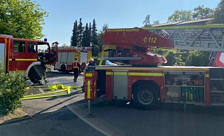 Die Feuerwehr war mit mehreren Fahrzeugen ausgerückt. - Charlotte Mahncke Die Feuerwehr war mit mehreren Fahrzeugen ausgerückt. - Charlotte Mahncke